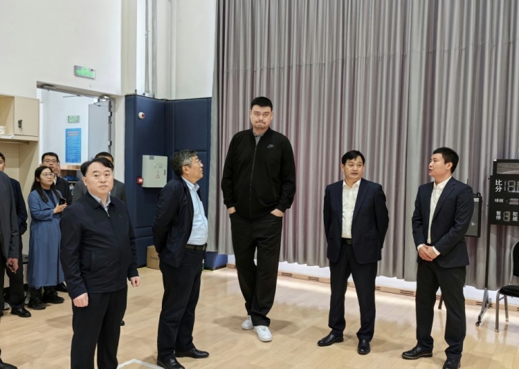 姚明考察青岛国信篮球基地